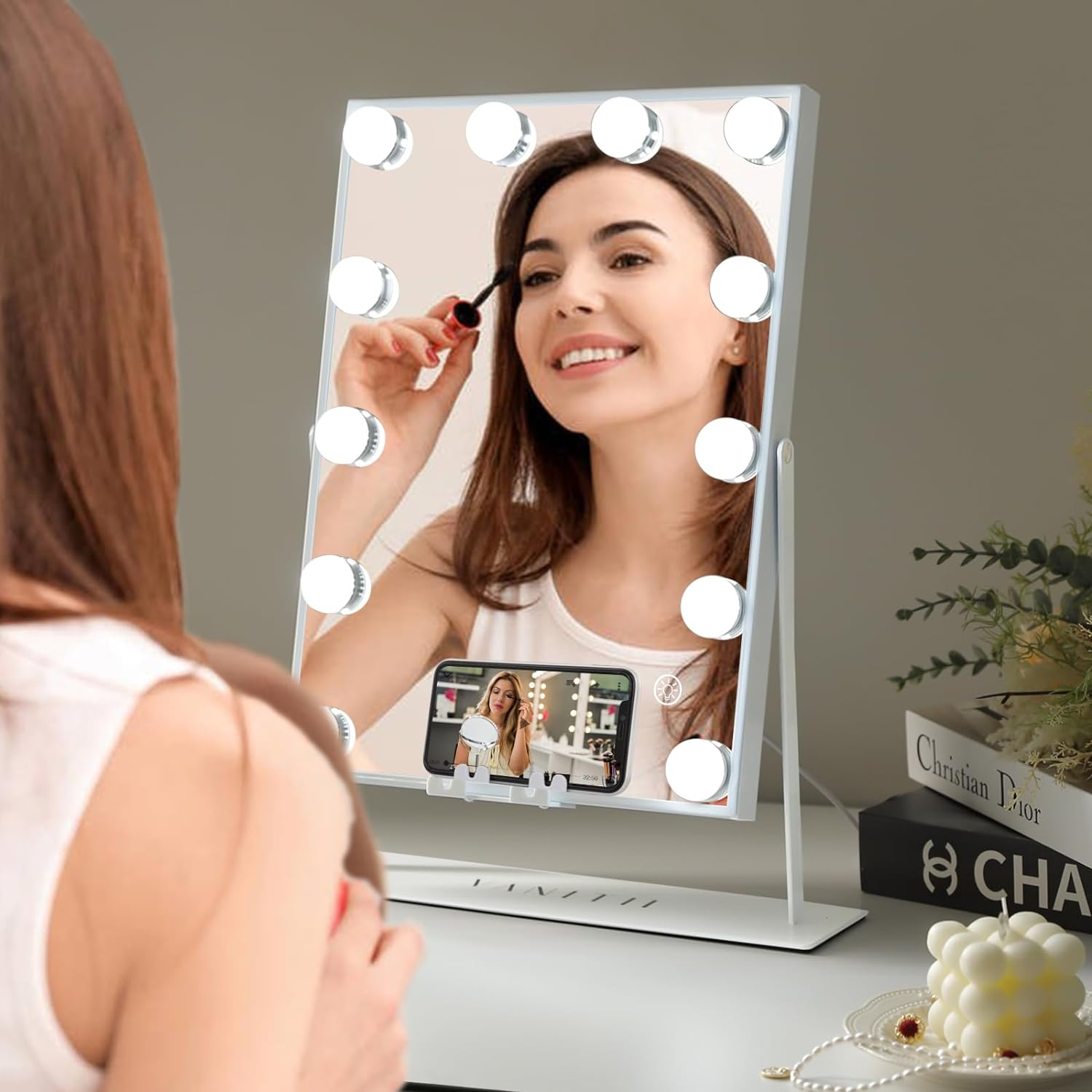 Illuminate your beauty routine with the Hollywood Glow Makeup Mirror from VANITII. This glamorous makeup mirror features wireless charging, 9 dimmable LED bulbs, and a light-up display.