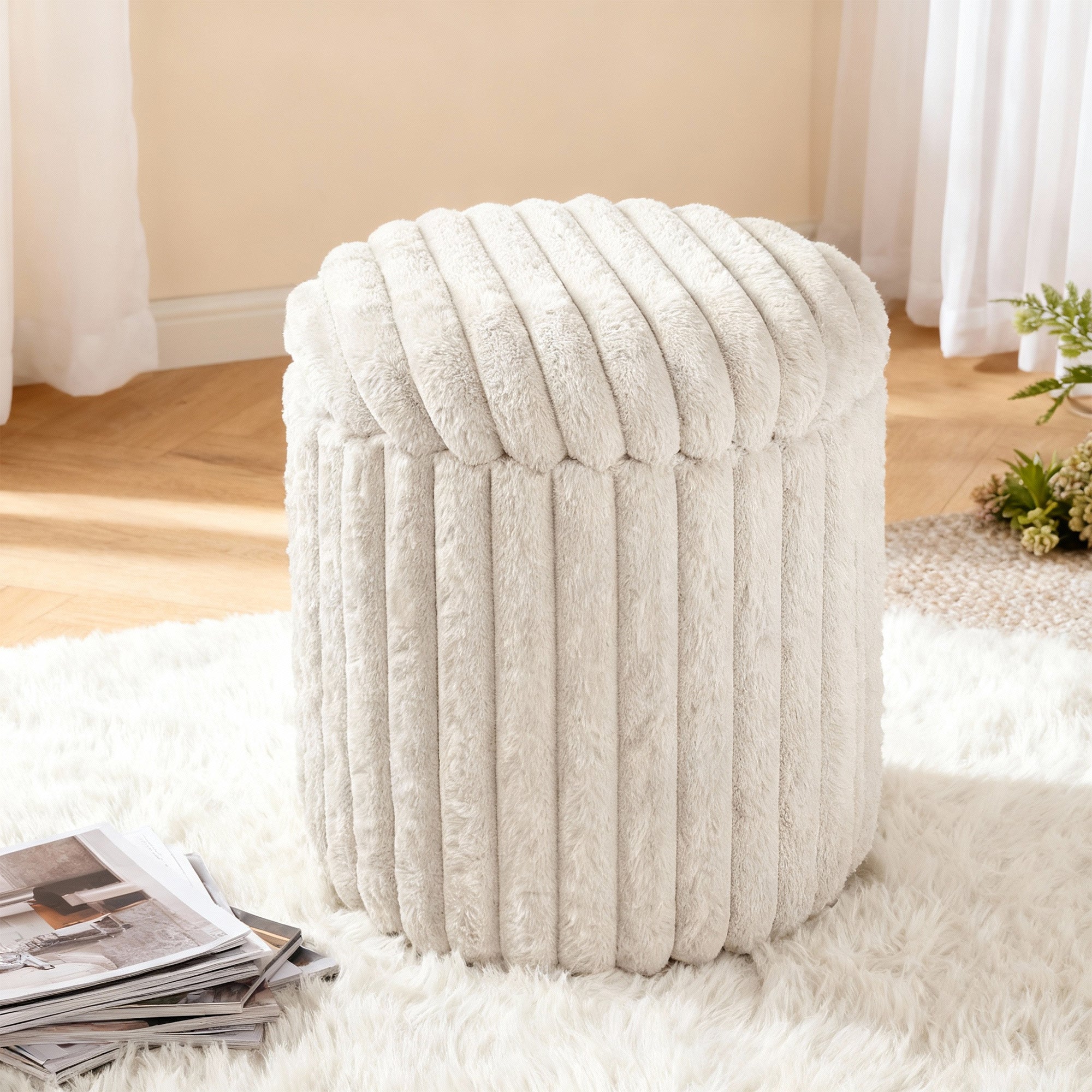 VANITII Rabbit Fur Storage Stool-White
It is placed in the bedroom,being both beautiful and practical.